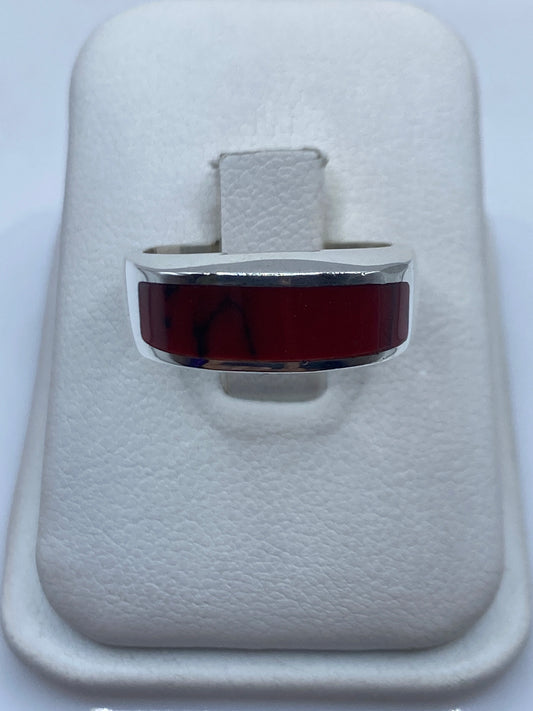 Anillo de plata con coral rojo natural en banda minimalista, presentado en estuche blanco