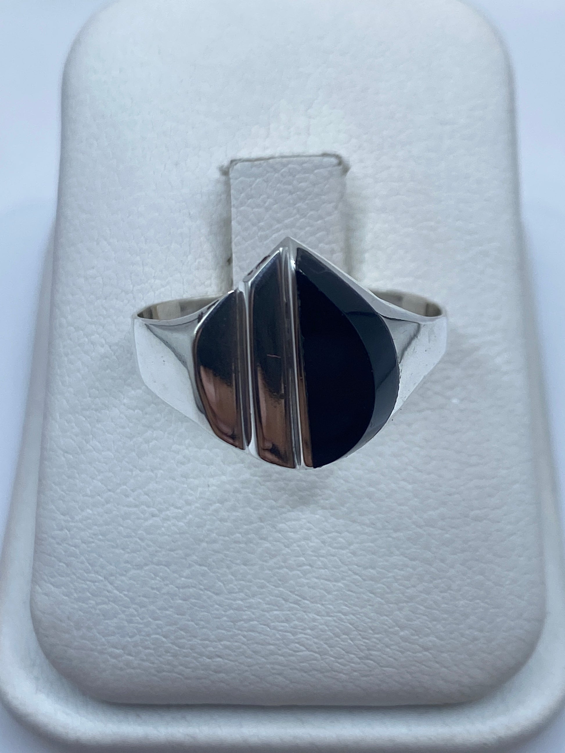 Anillo de plata onix negro con diseño minimalista moderno sobre estuche blanco