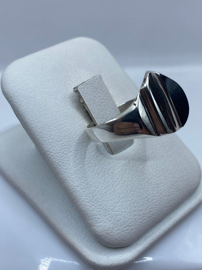 Vista lateral del anillo unisex en plata .925 mostrando el contraste onix-plata