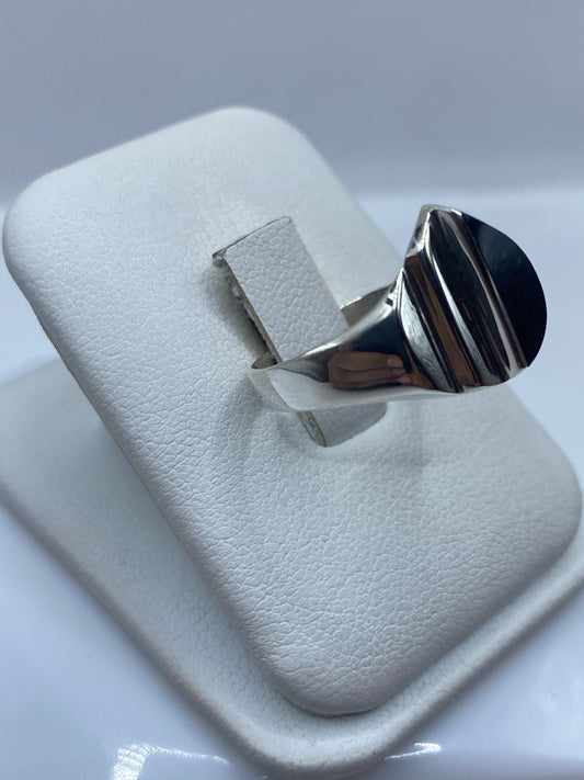 Vista lateral del anillo unisex en plata .925 mostrando el contraste onix-plata