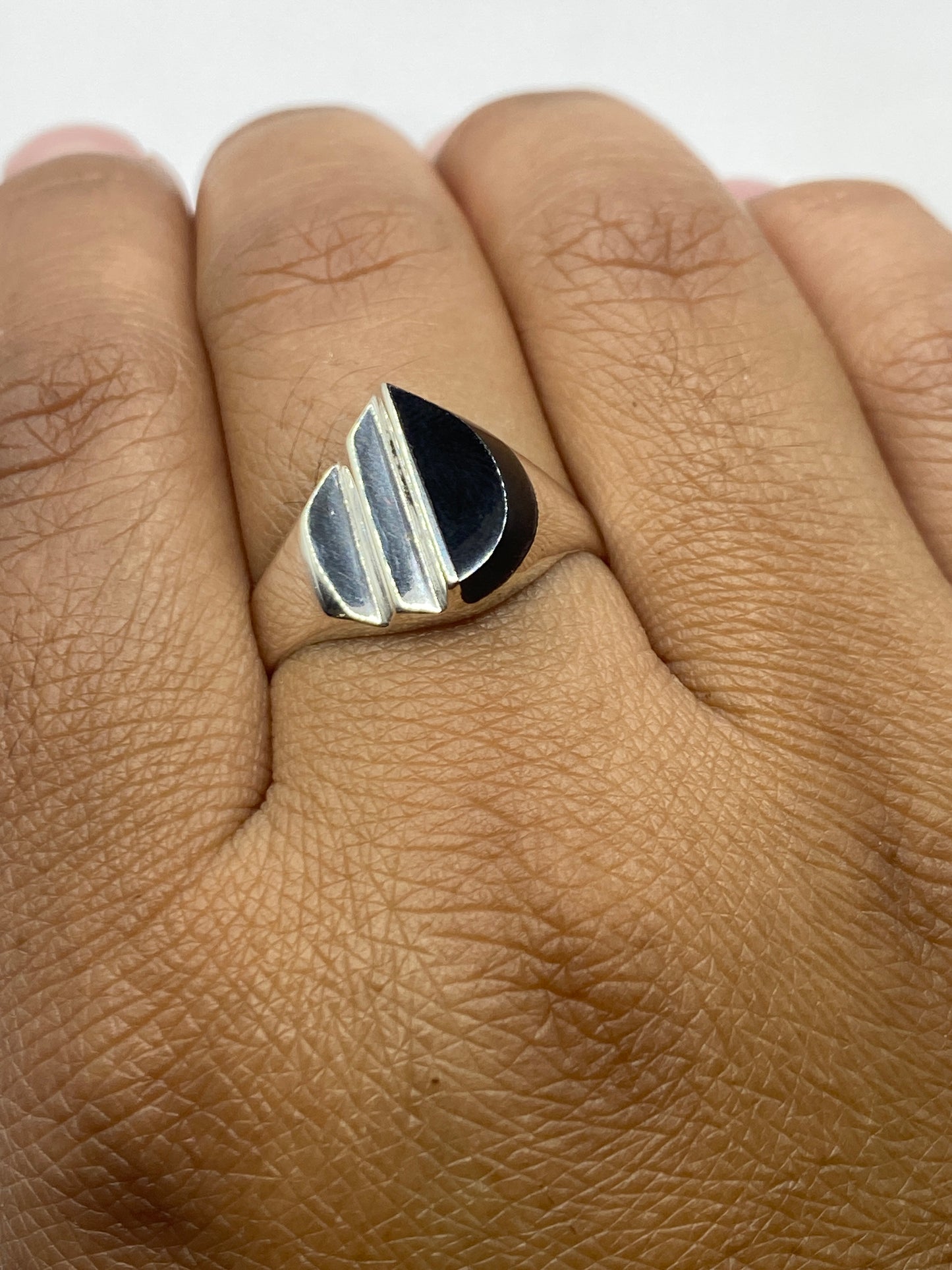 Anillo en la mano mostrando presencia del diseño geométrico moderno y sello .925