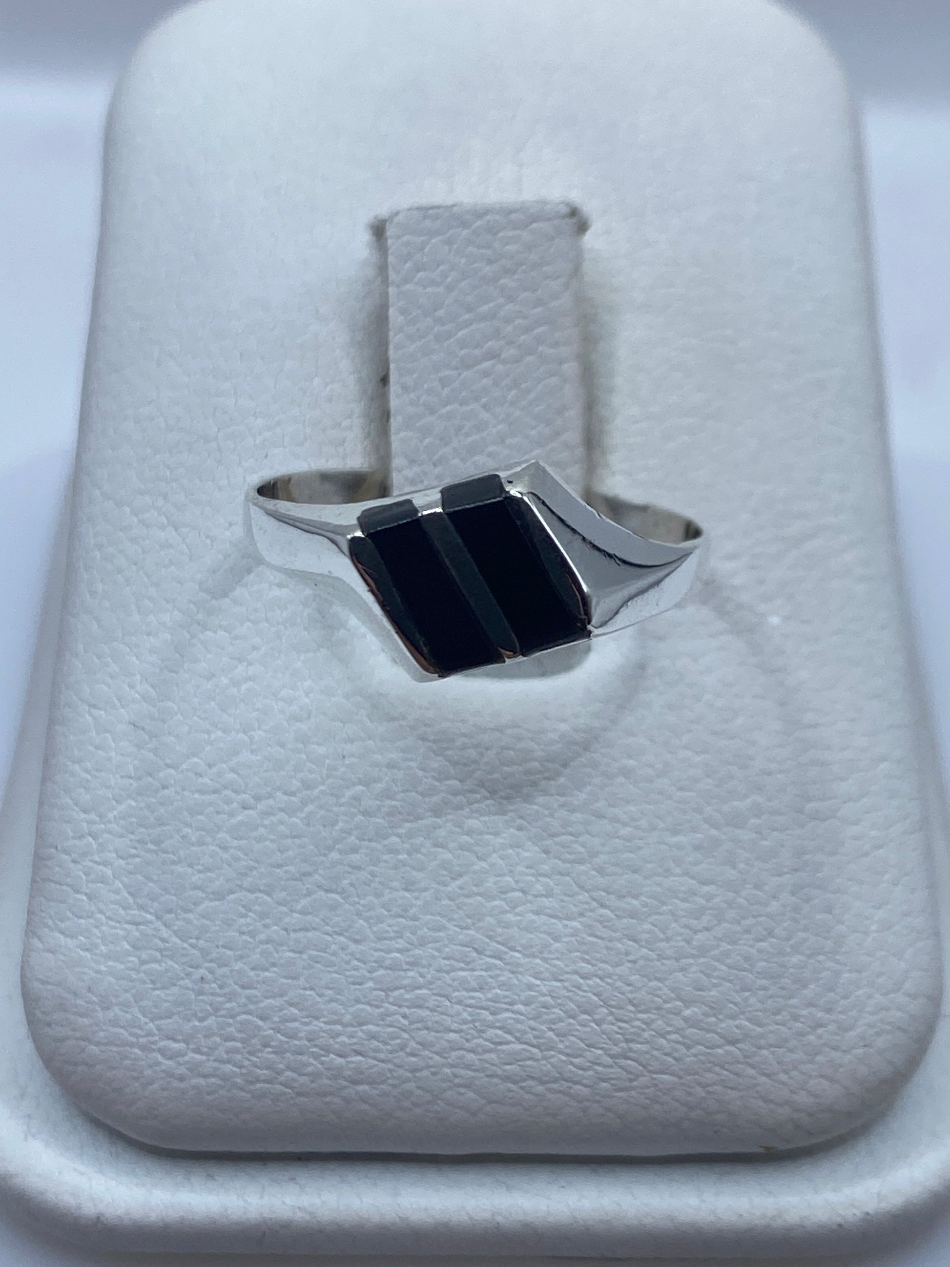 Anillo de plata con onix negro minimalista en estuche blanco