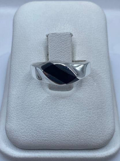 Anillo de plata con onix negro en caja de presentación, mostrando sello .925
