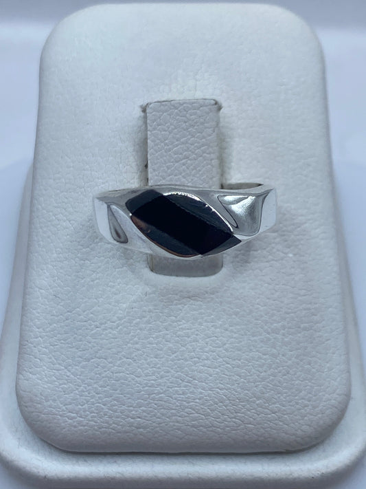 Anillo de plata con onix negro en caja de presentación, mostrando sello .925