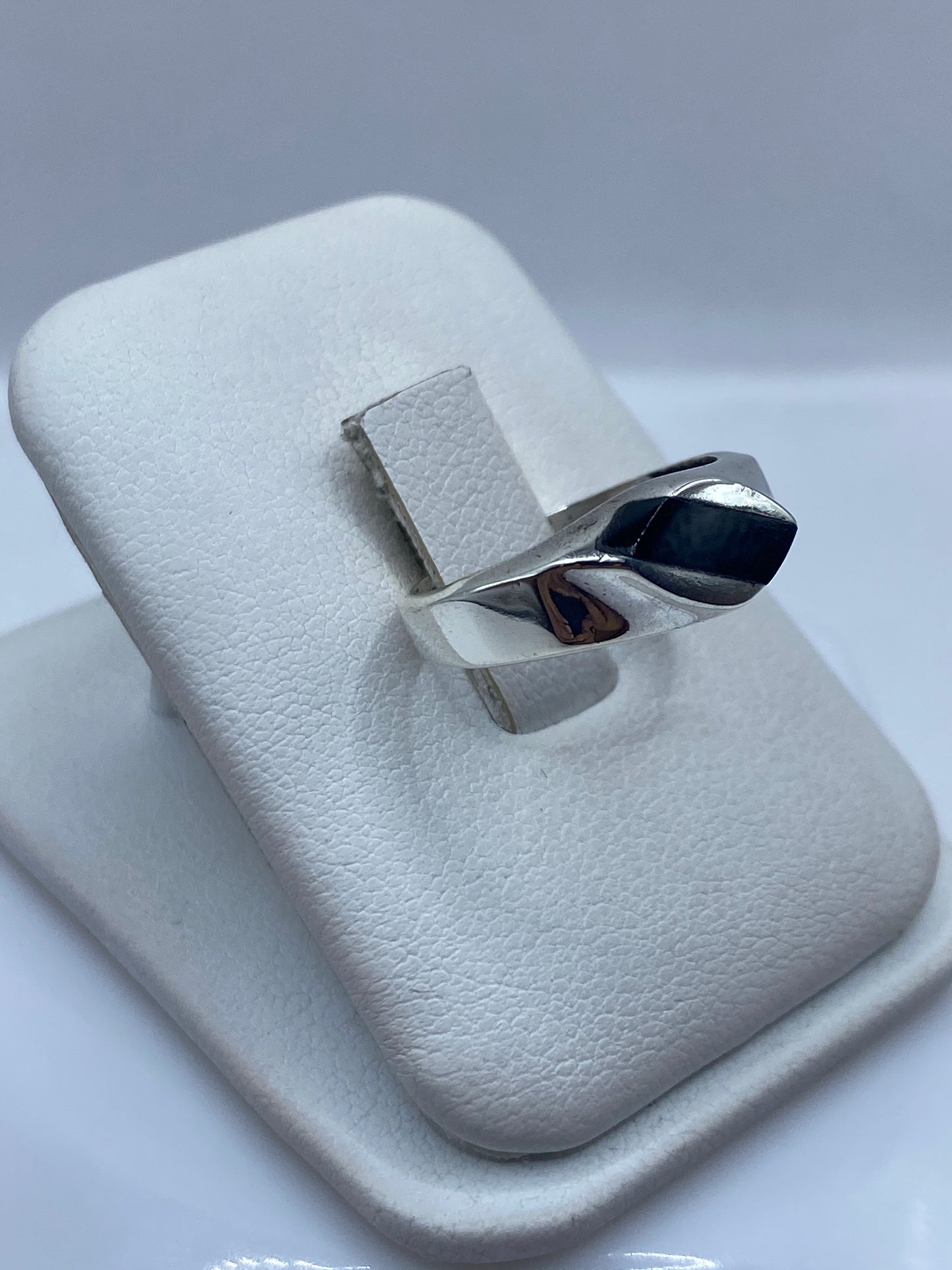 Anillo unisex onix negro en vista lateral, diseño moderno de banda plateada