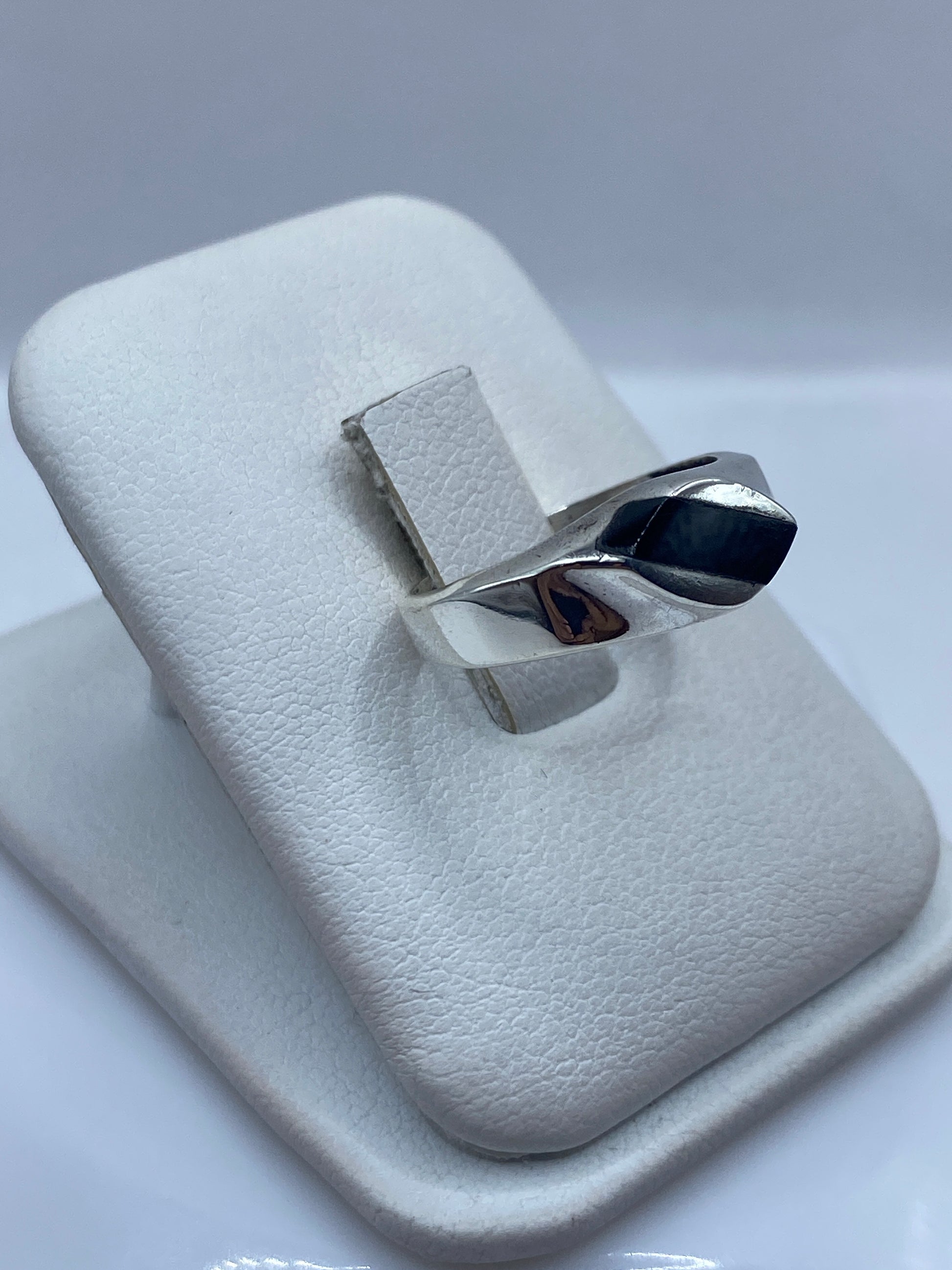Anillo unisex onix negro en vista lateral, diseño moderno de banda plateada