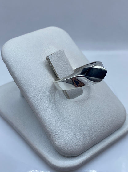 Anillo unisex onix negro en vista lateral, diseño moderno de banda plateada