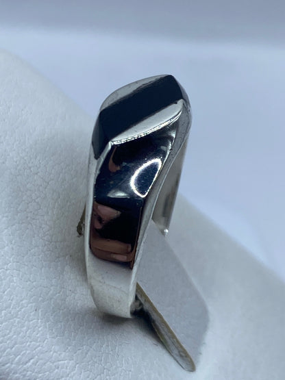 Detalle del onix negro pulido en anillo de plata, vista cercana de la piedra