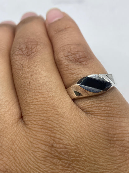 Anillo onix puesto en dedo, mostrando proporción y comodidad de uso diario