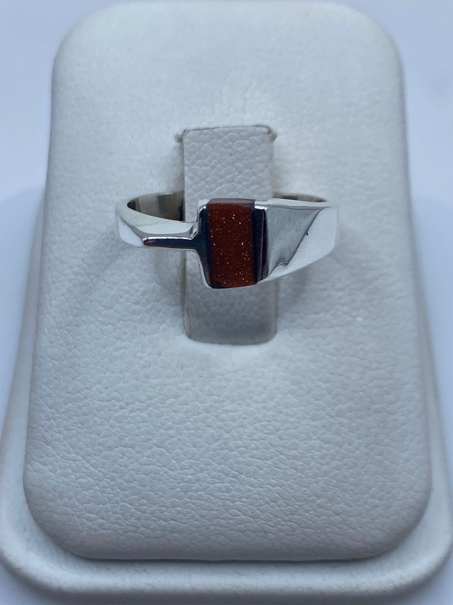 Anillo de plata .925 con piedra natural rectangular en tono marrón rojizo, vista frontal sobre fondo blanco