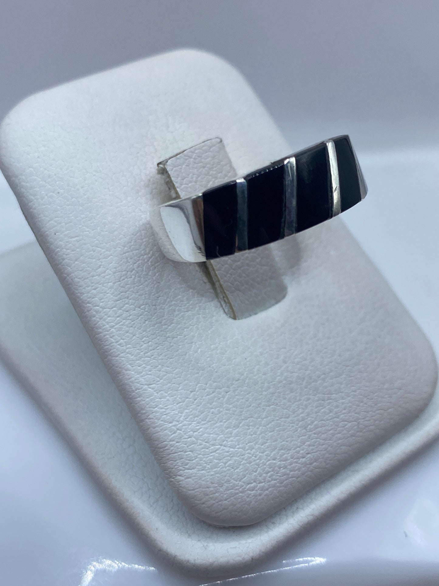 Vista lateral del anillo minimalista mostrando el engaste en plata .925