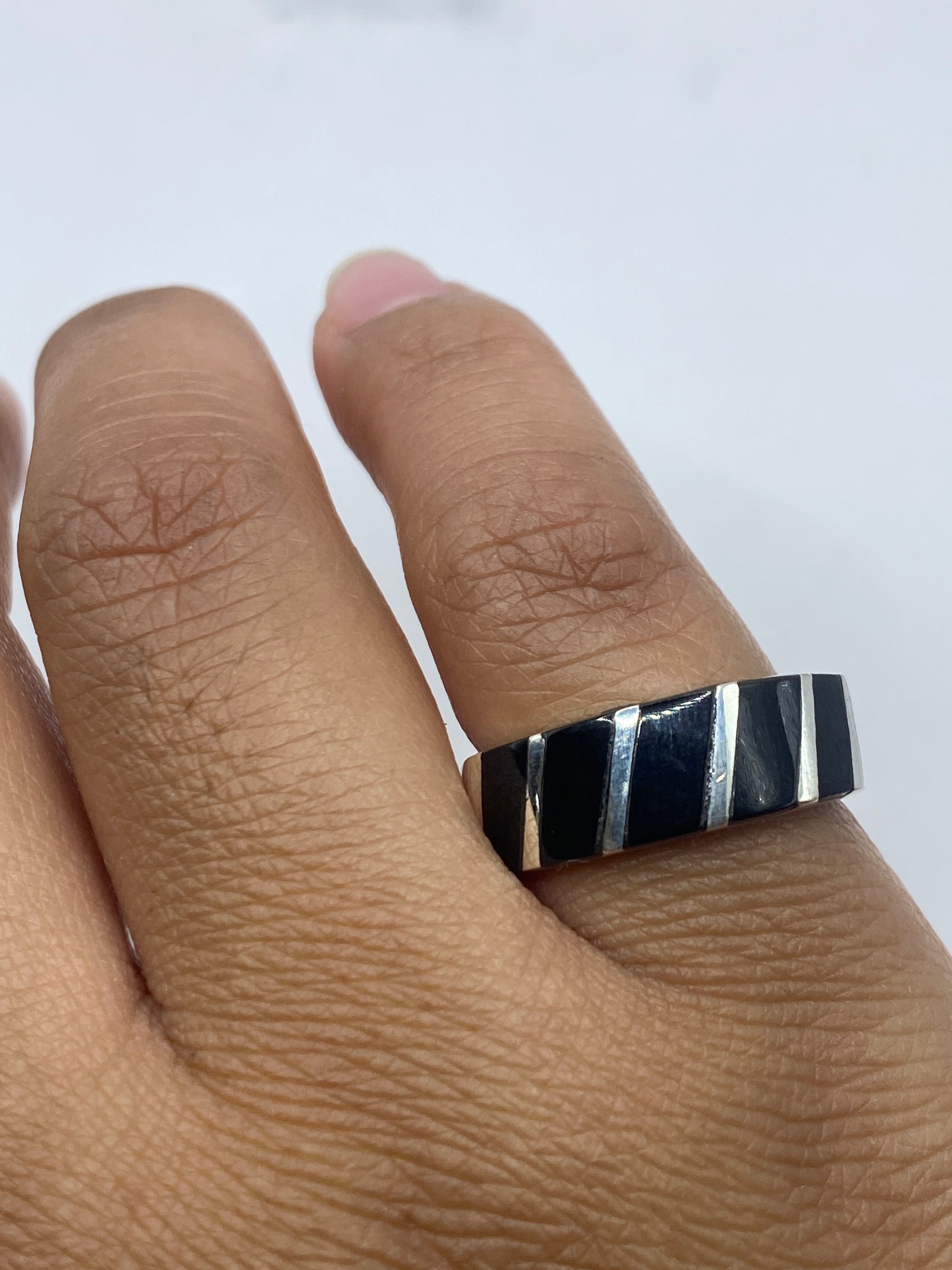 Anillo completo sobre fondo blanco mostrando peso y proporciones