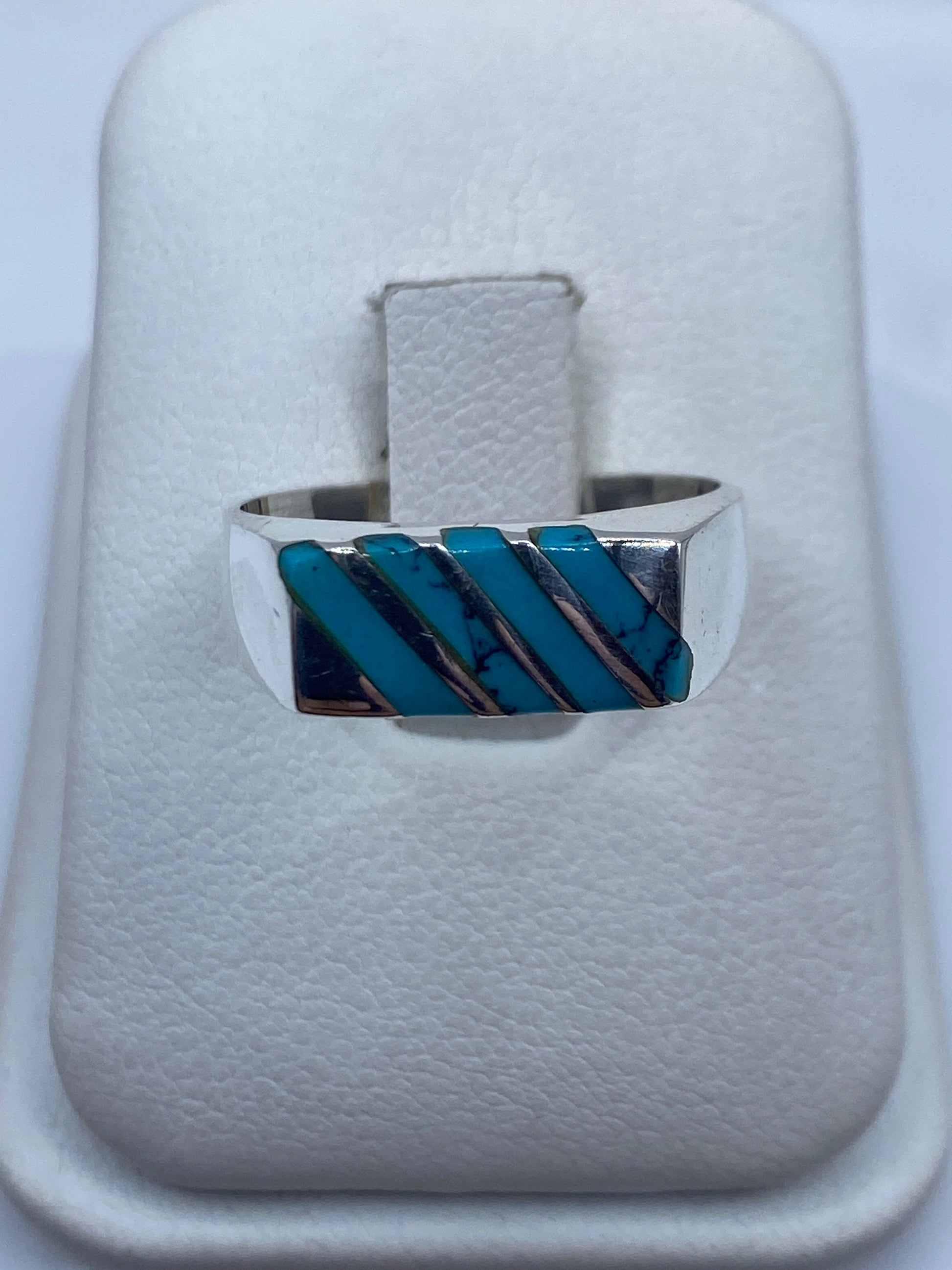 Anillo de plata .925 con turquesa azul cielo en diseño de rayas geométricas, visto de frente