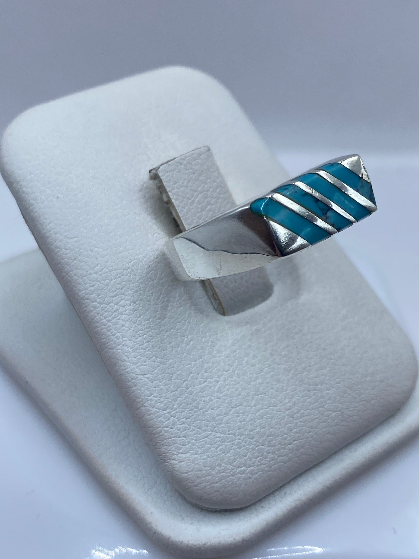 Anillo turquesa de perfil mostrando el relieve de las líneas en plata