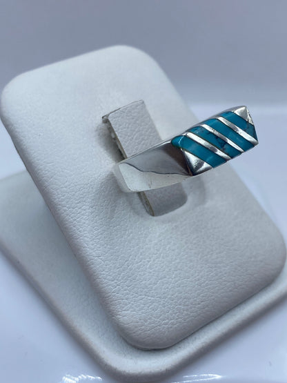 Anillo turquesa de perfil mostrando el relieve de las líneas en plata