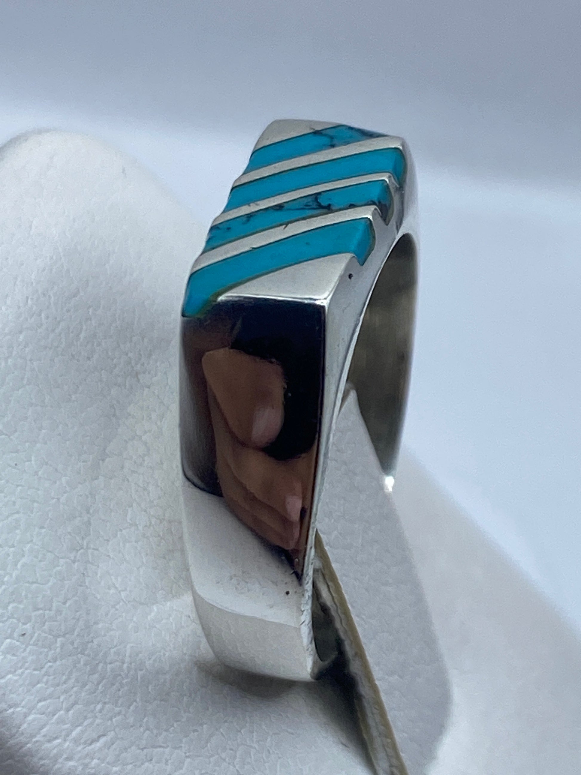Detalle de la turquesa natural con vetas en tonos azul cielo, engastada en plata Taxco