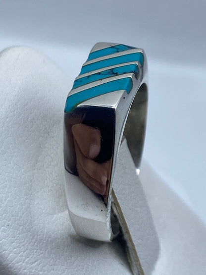 Detalle de la turquesa natural con vetas en tonos azul cielo, engastada en plata Taxco