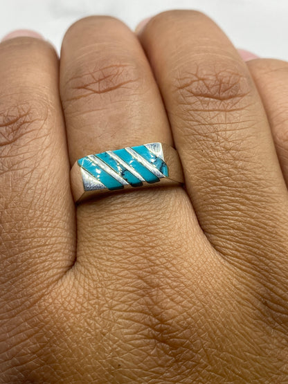 Anillo en dedo mostrando el acabado pulido y oxidado artesanal, con sello .925 visible en el interior