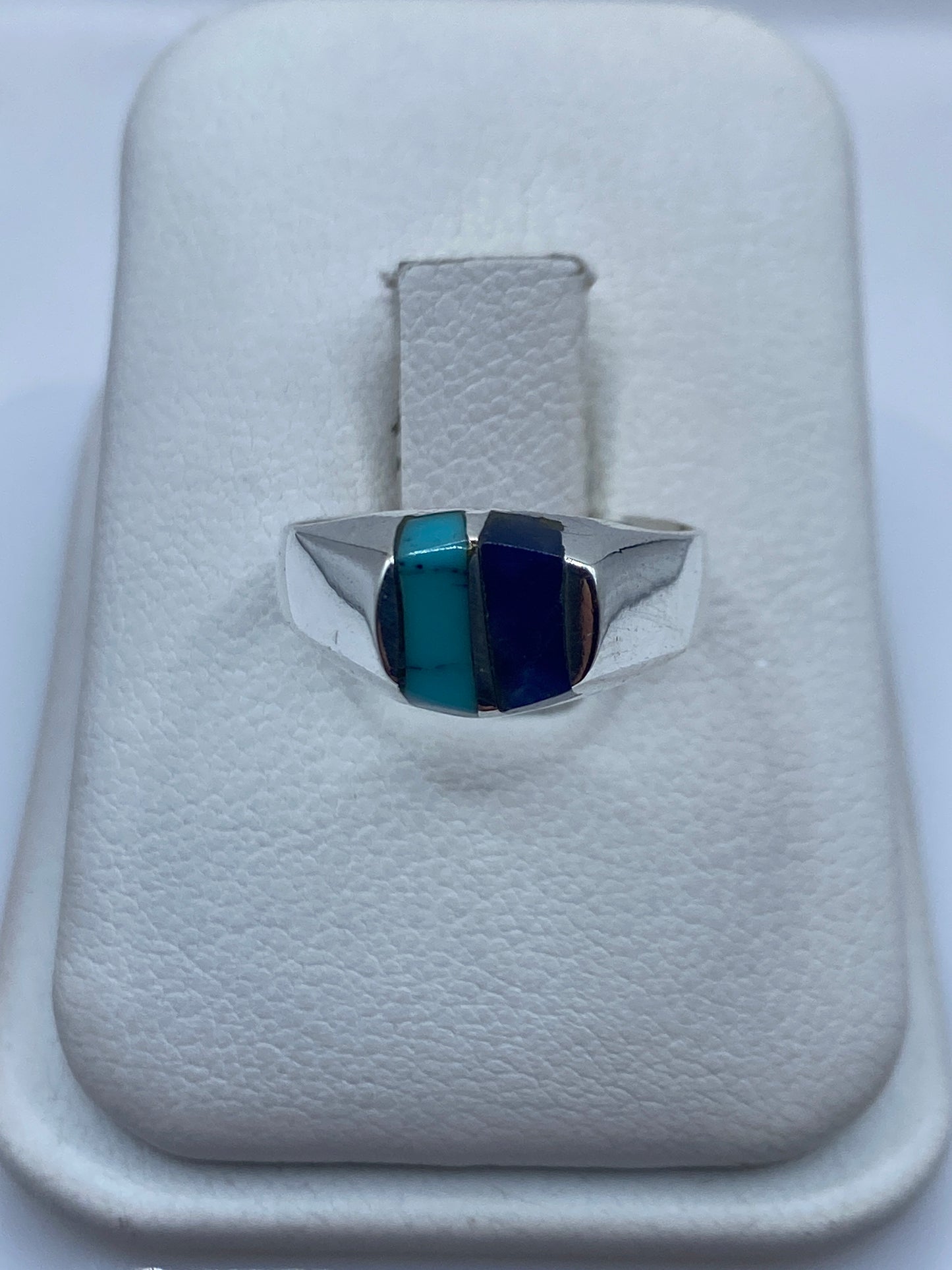 Anillo de plata con turquesa azul cielo en la mano de una mujer