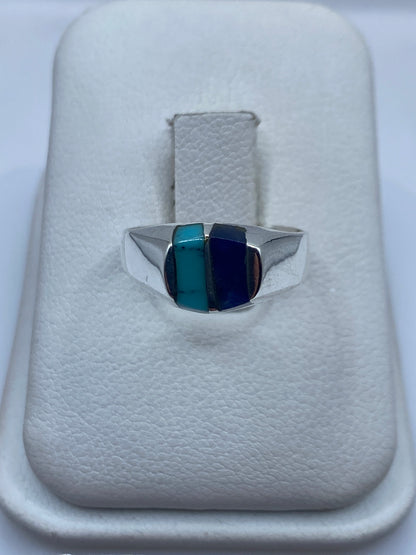 Anillo de plata con turquesa azul cielo en la mano de una mujer
