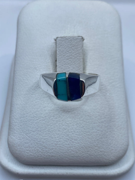 Anillo de plata con turquesa azul cielo en la mano de una mujer