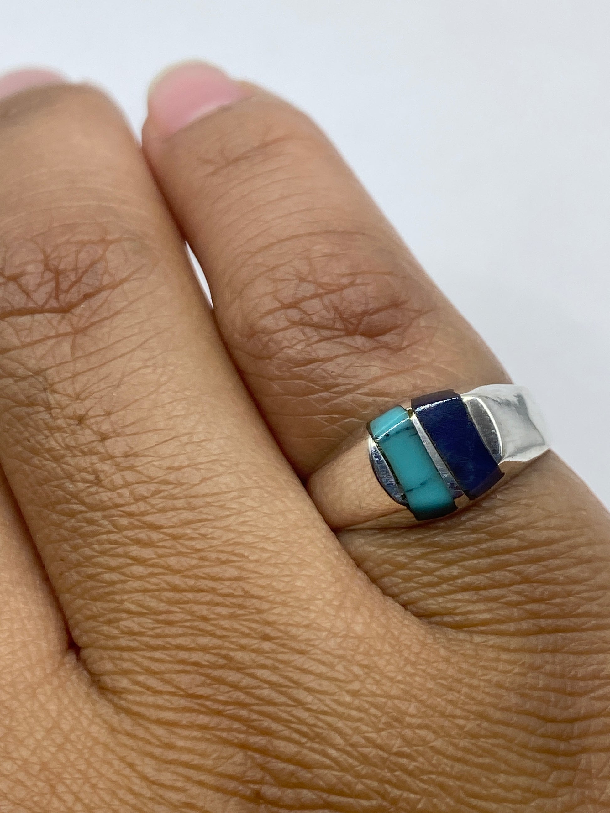 Anillo solitario sobre fondo blanco mostrando el sello 925 MEXICO