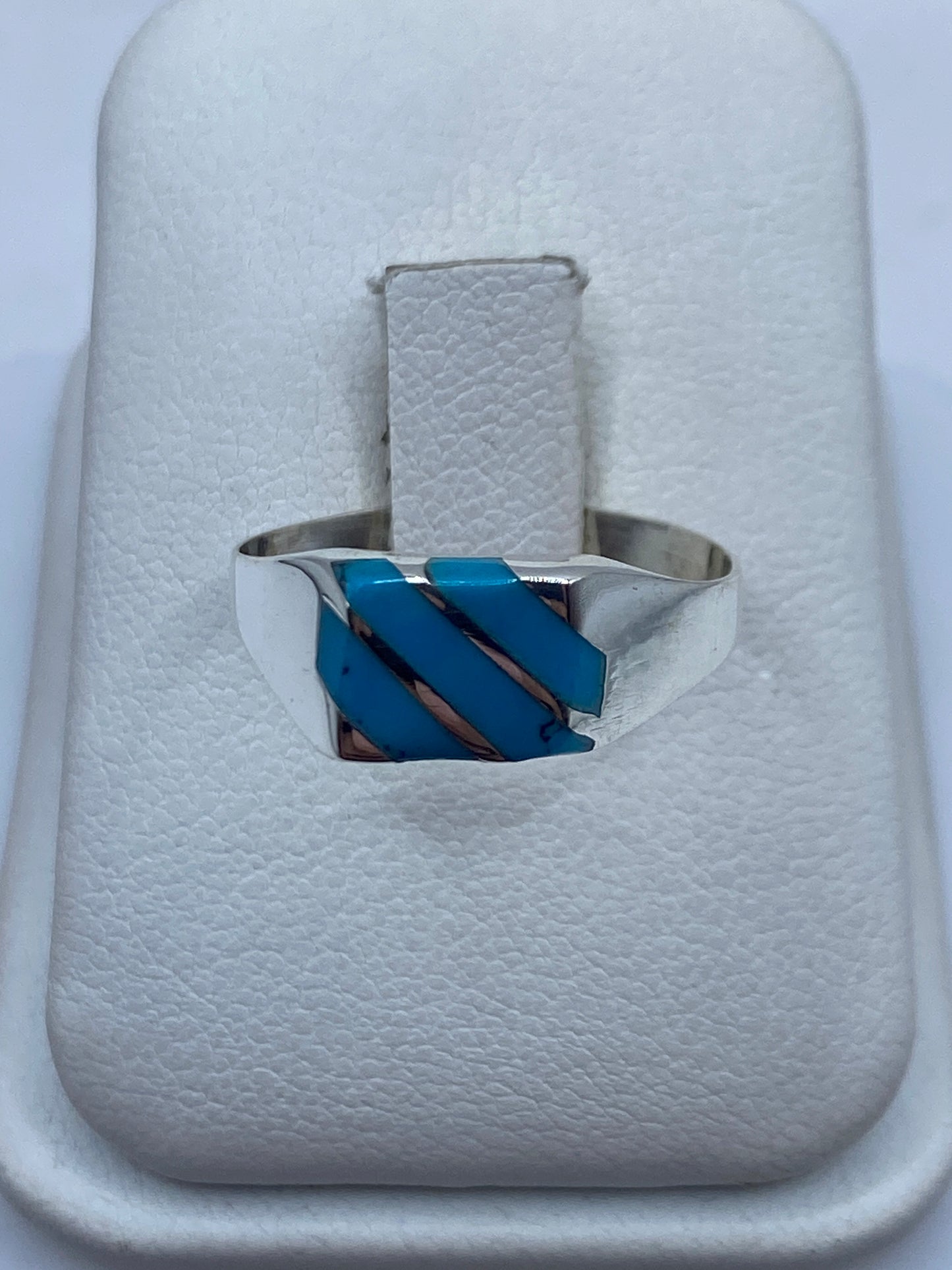 Anillo de plata .925 con turquesa azul en diseño geométrico diagonal sobre fondo blanco