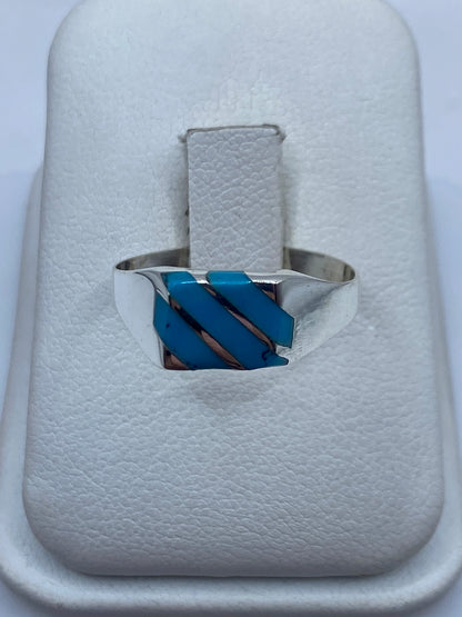 Anillo de plata .925 con turquesa azul en diseño geométrico diagonal sobre fondo blanco