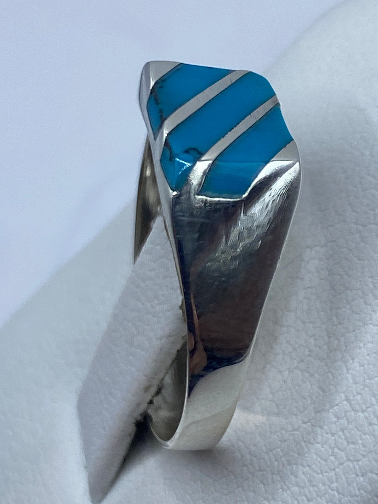 Detalle del engaste de turquesa azul natural en plata pulida