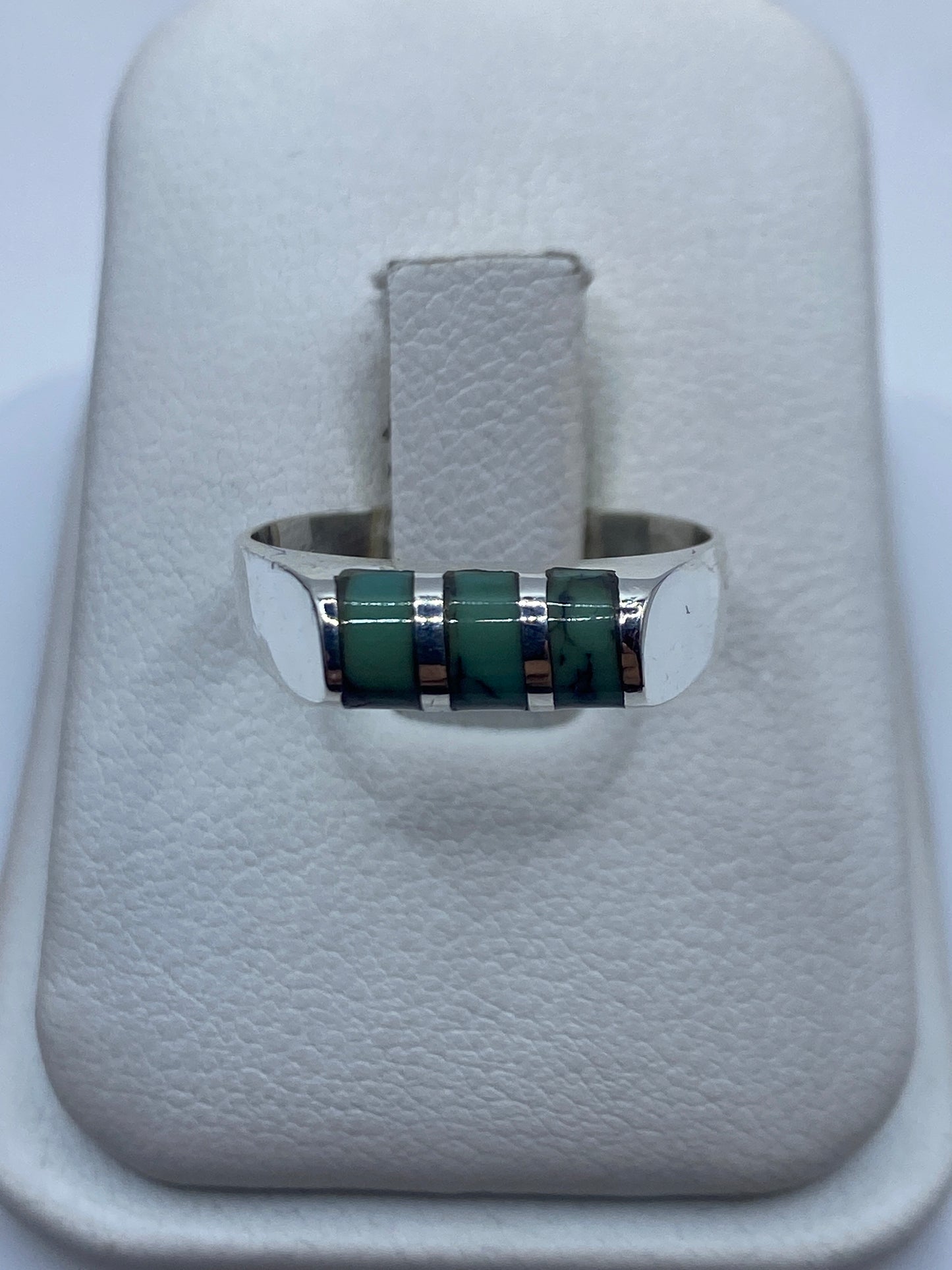Anillo de plata .925 con turquesa verde azulada, vista frontal en estuche blanco