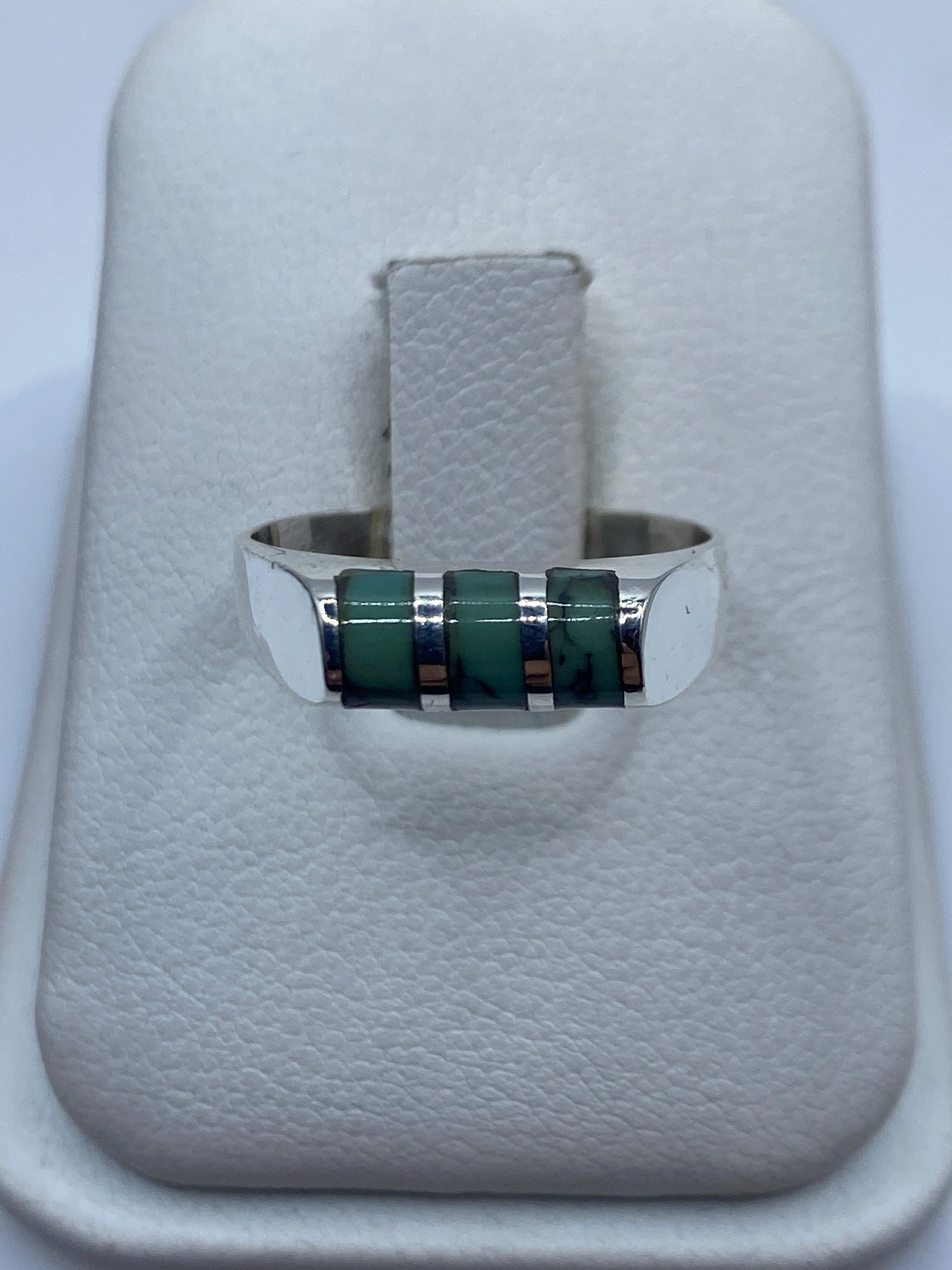 Anillo de plata .925 con turquesa verde azulada, vista frontal en estuche blanco