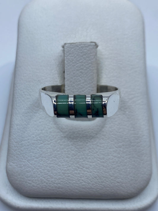 Anillo de plata .925 con turquesa verde azulada, vista frontal en estuche blanco