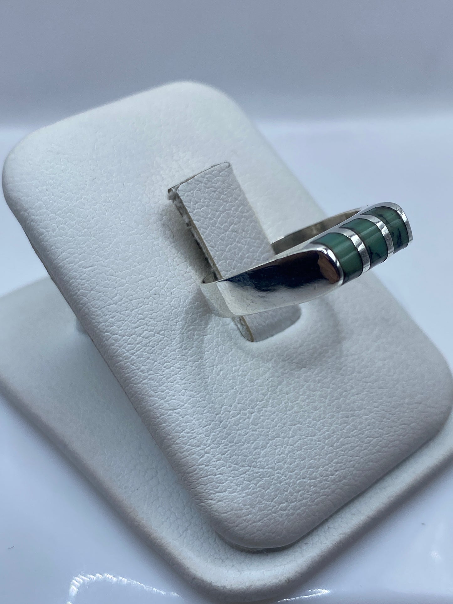 Anillo unisex de plata con turquesa natural, portado en mano con luz natural