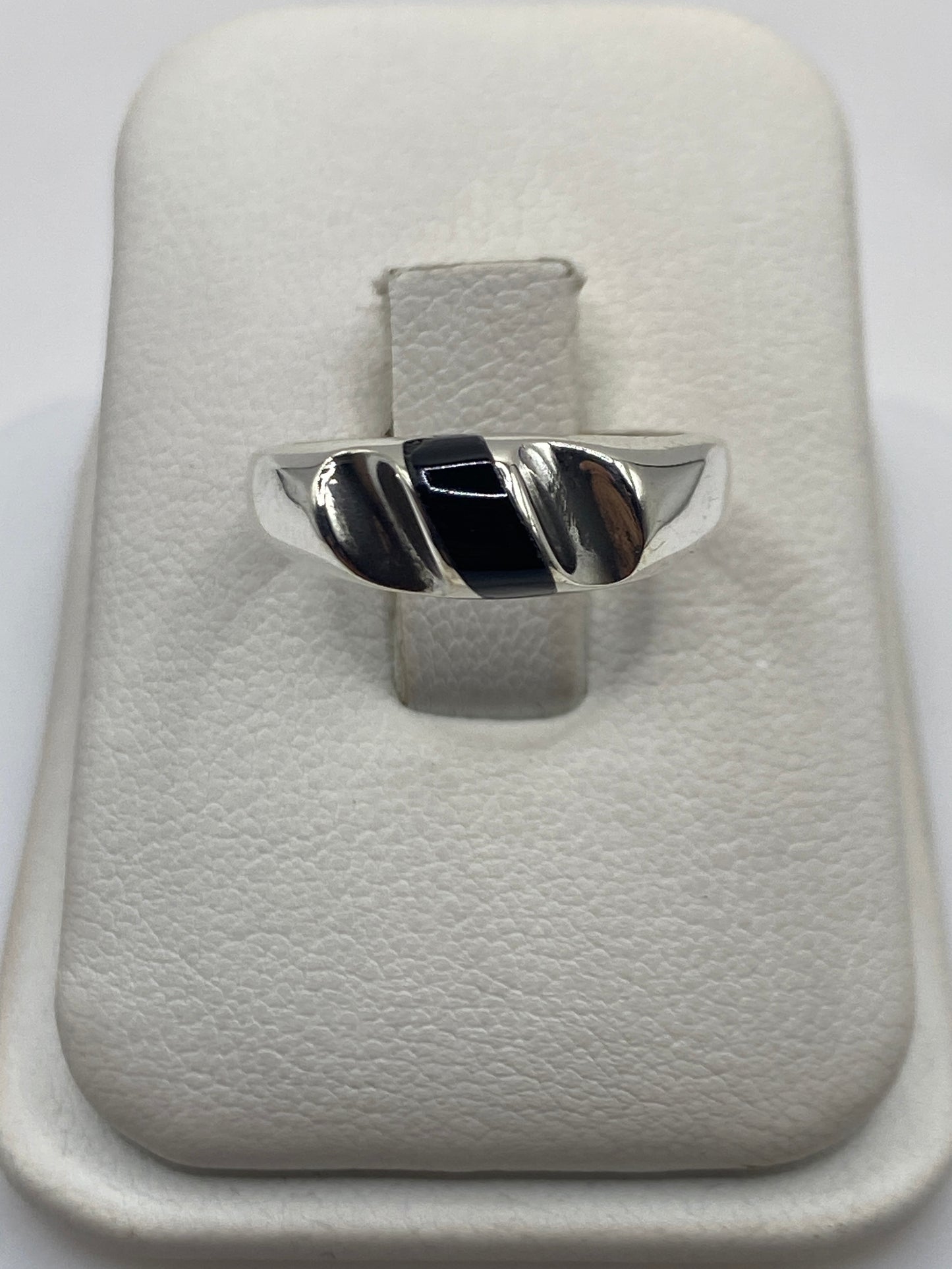 Anillo de plata con ónix negro solitario en estuche blanco
