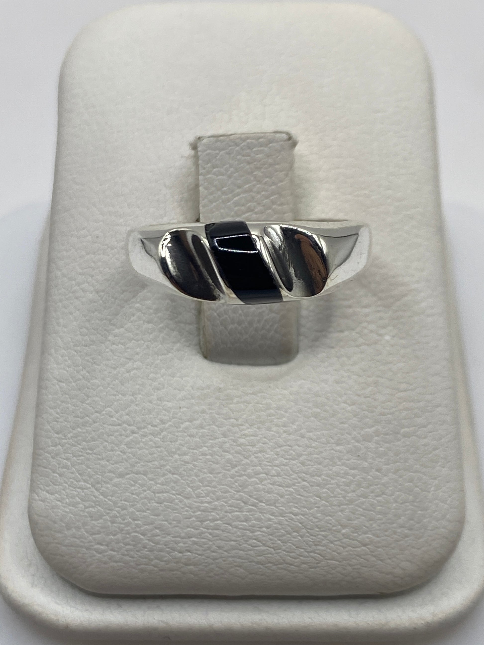 Anillo de plata con ónix negro solitario en estuche blanco