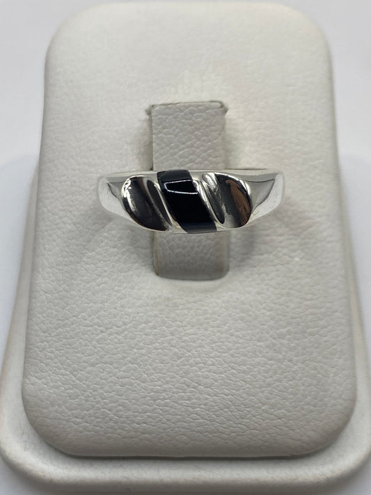 Anillo de plata con ónix negro solitario en estuche blanco