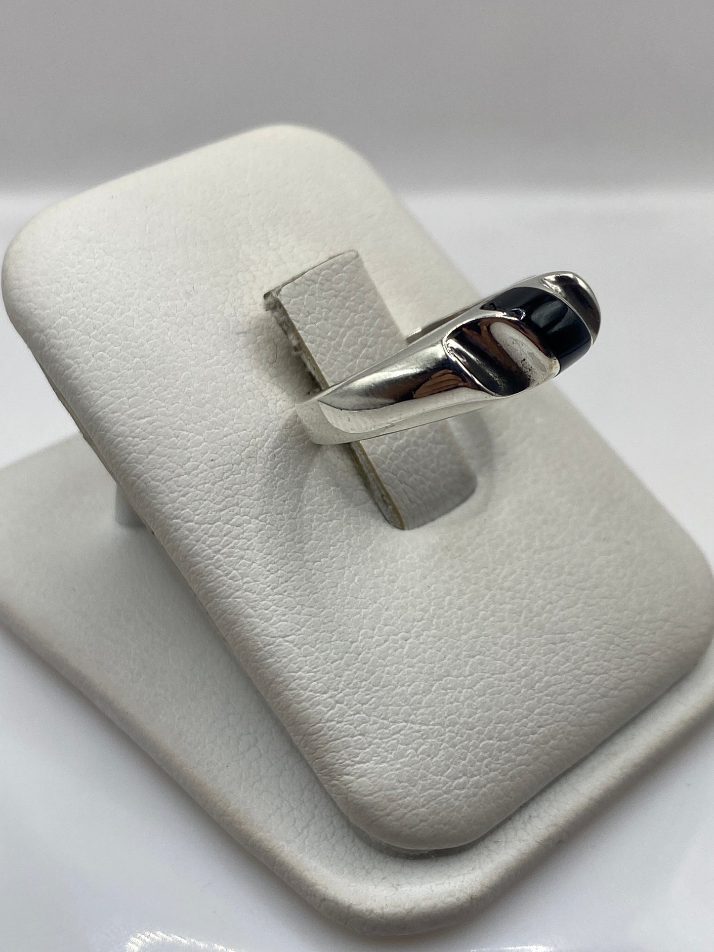 Vista lateral del anillo minimalista con banda de plata .925 y ónix pulido