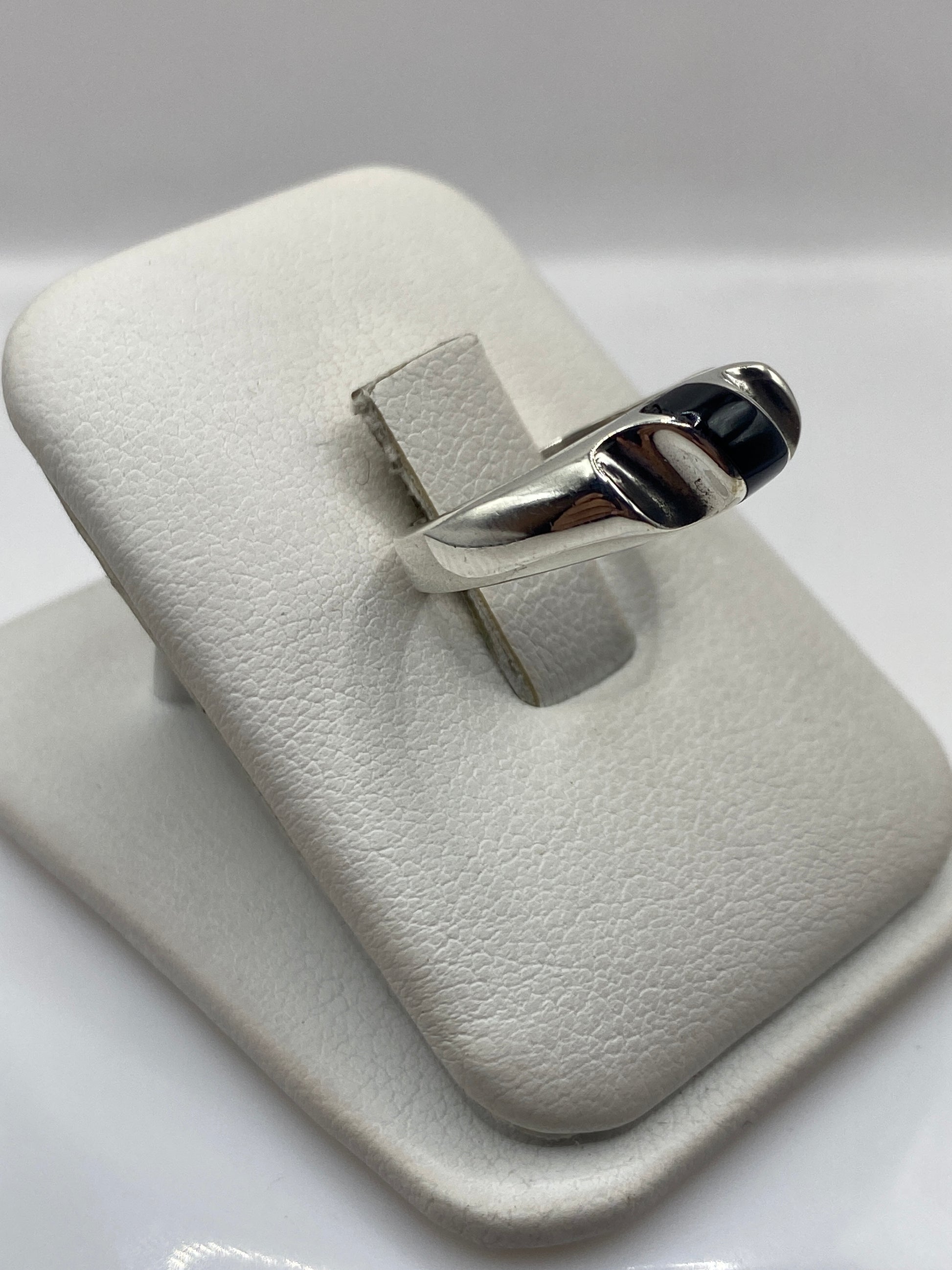 Vista lateral del anillo minimalista con banda de plata .925 y ónix pulido