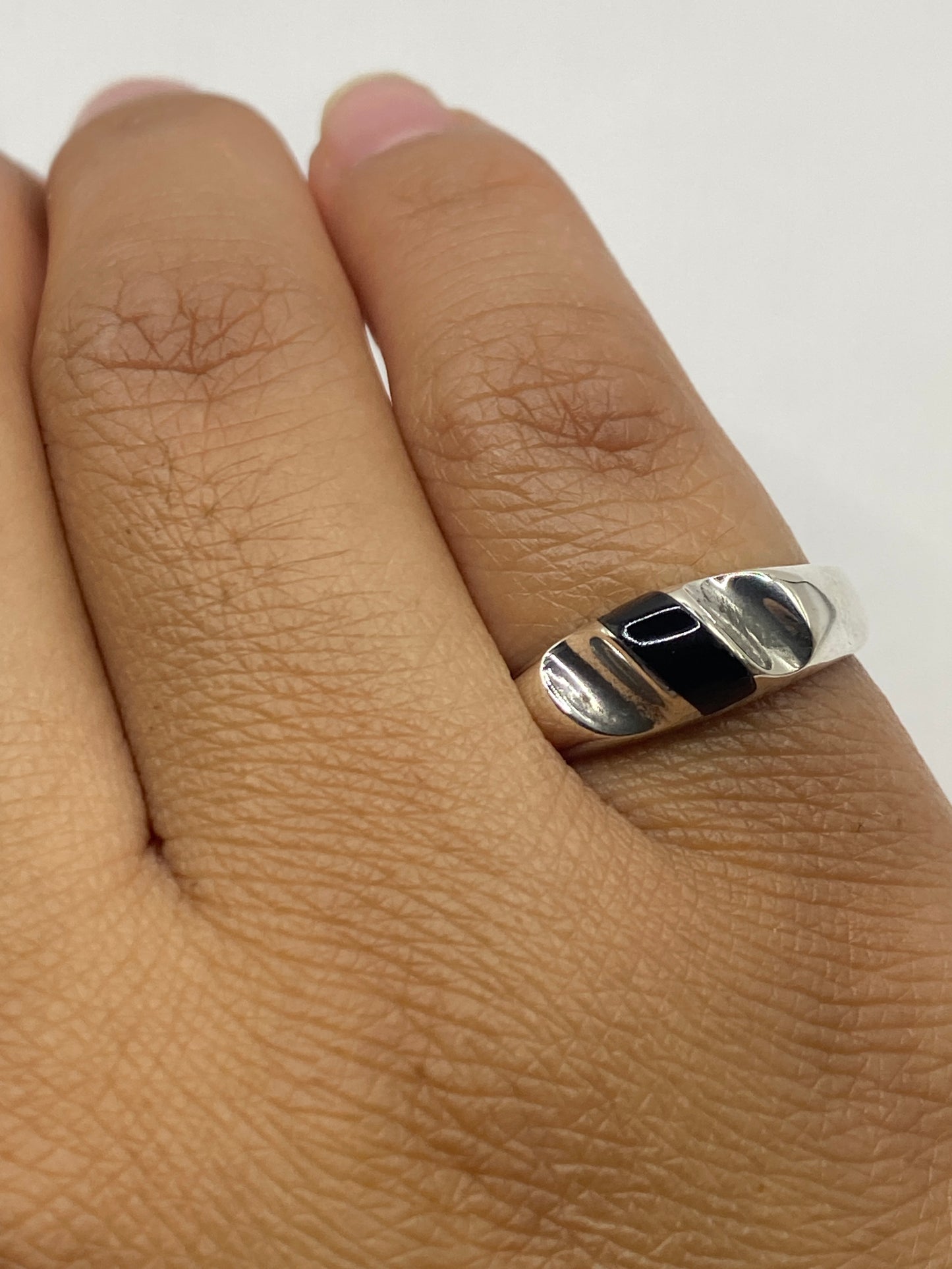 Anillo en la mano mostrando el sello .925 MEXICO en el interior