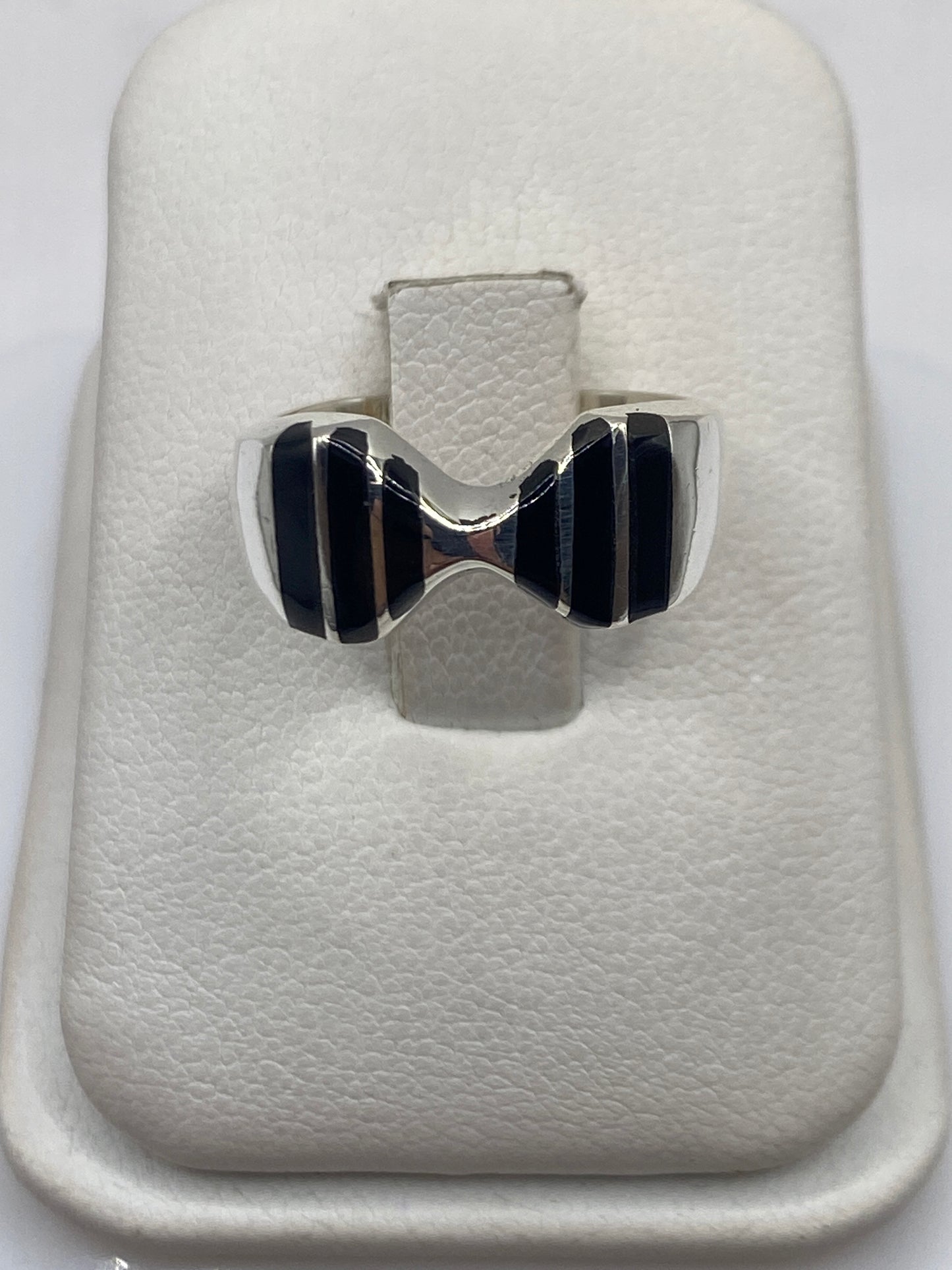 Anillo de plata moño con ónix negro pulido en forma de nudo