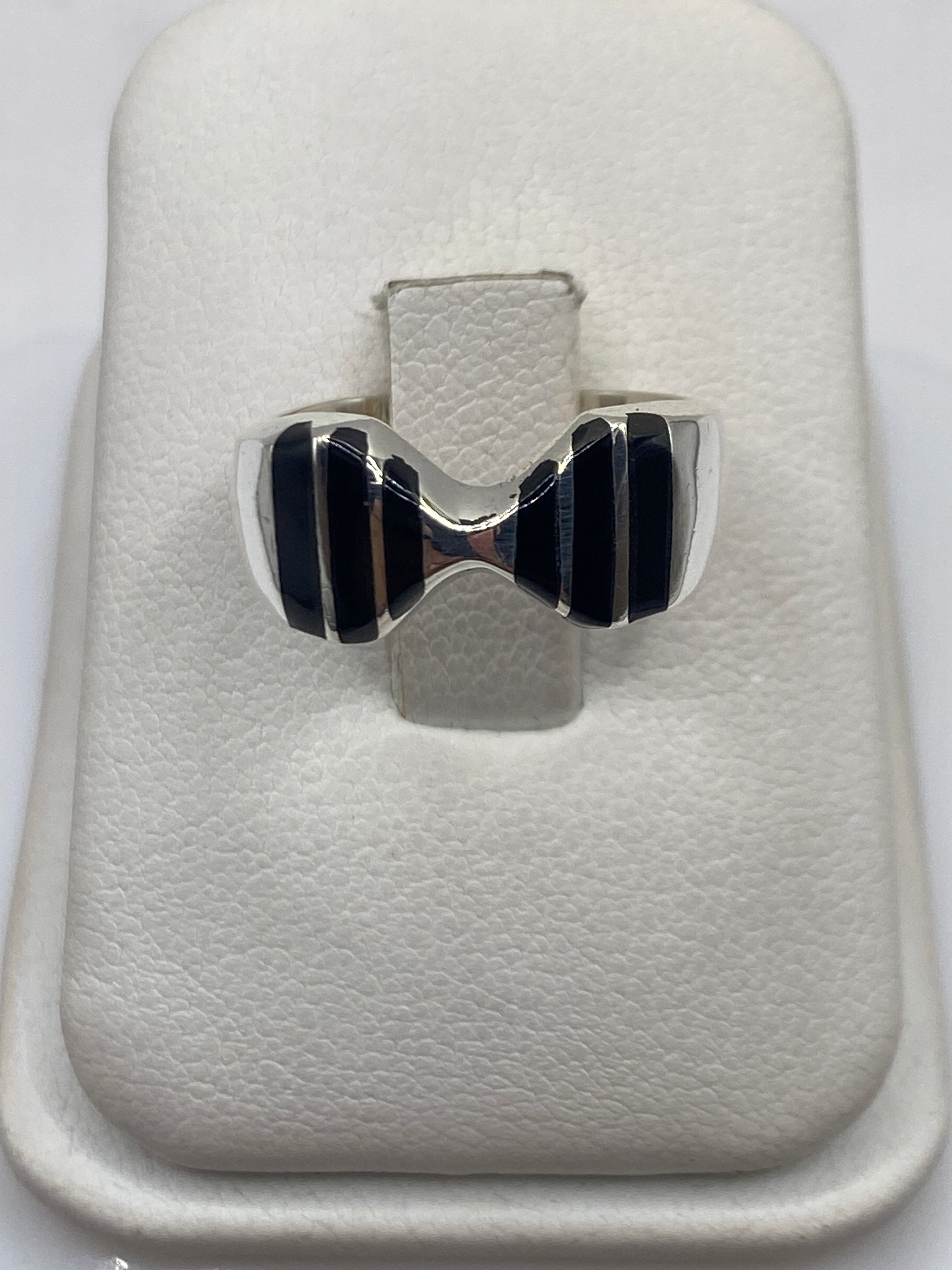 Anillo de plata moño con ónix negro pulido en forma de nudo