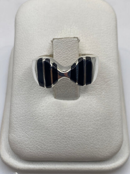 Anillo de plata moño con ónix negro pulido en forma de nudo