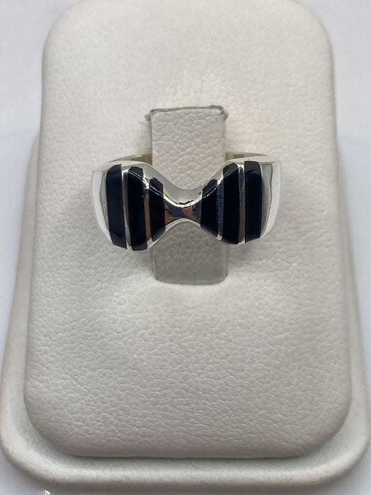 Anillo de plata moño con ónix negro pulido en forma de nudo