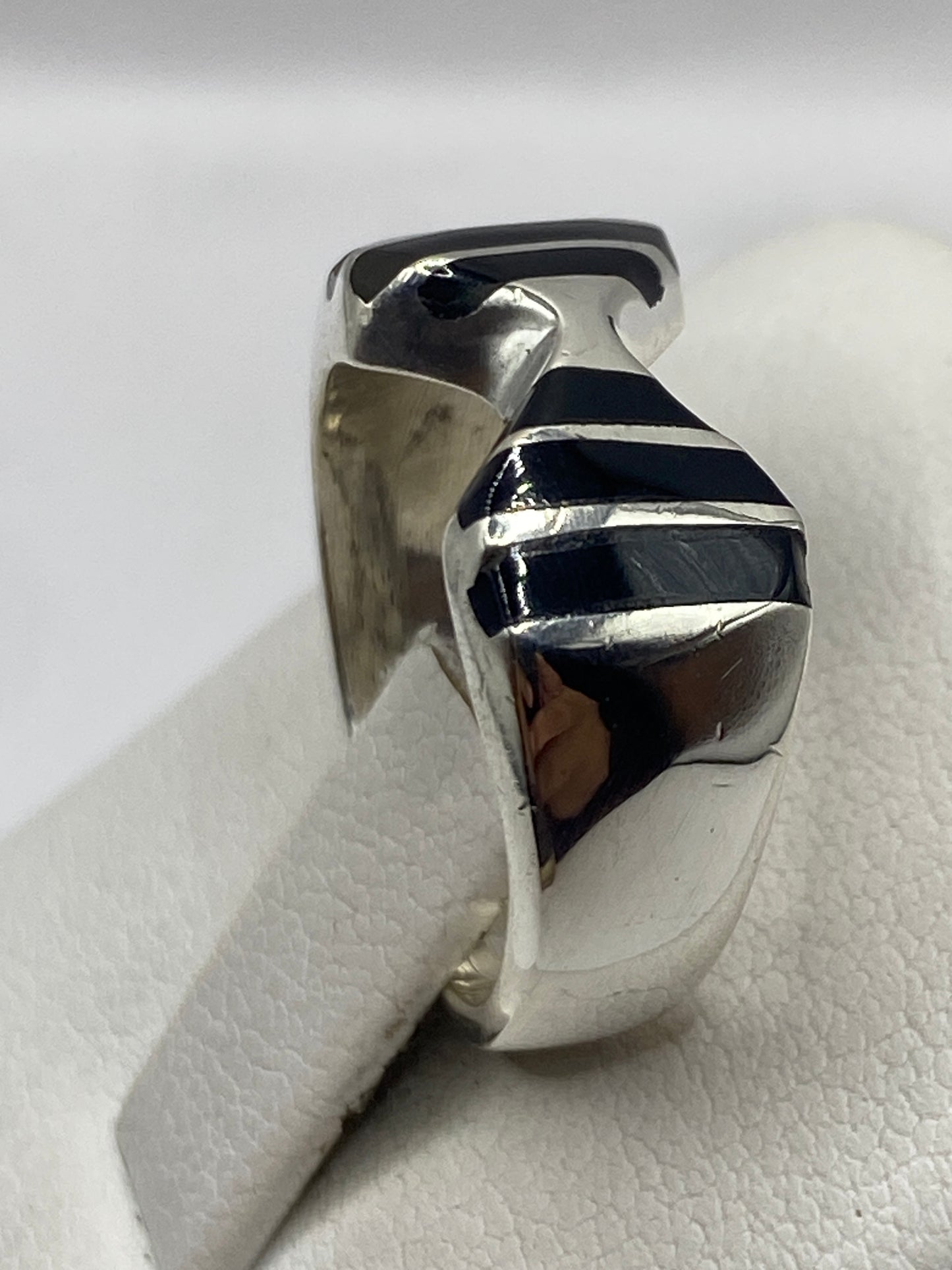 Detalle del ónix natural pulido en el anillo de plata