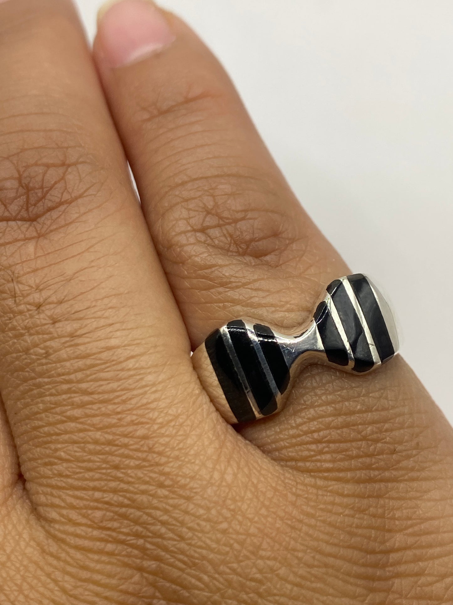 Anillo moño sobre fondo blanco mostrando sello 925 MEXICO