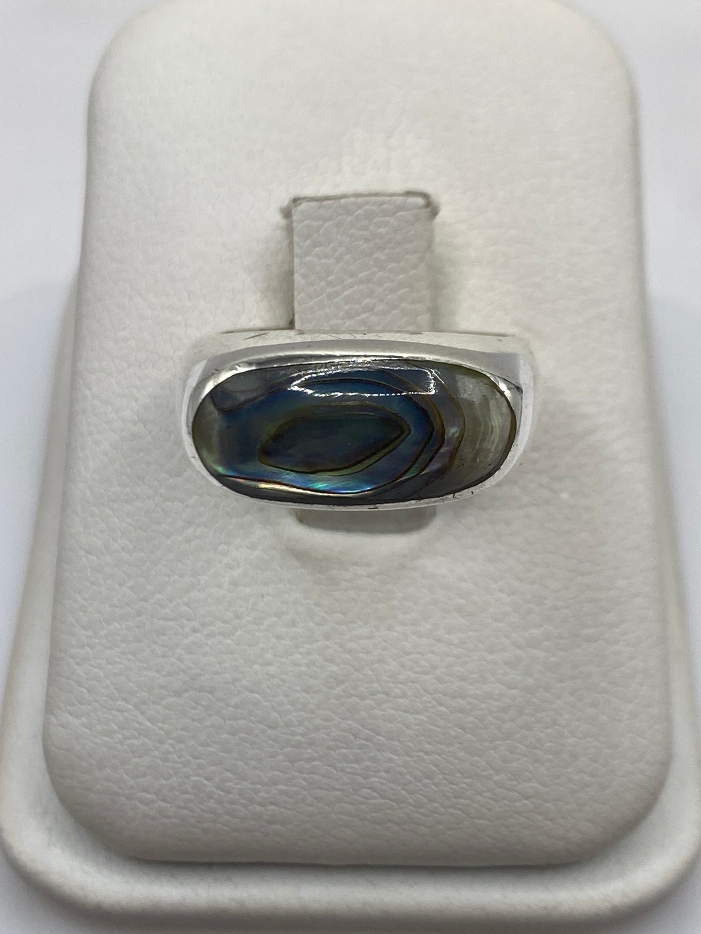 Anillo solitario de plata .925 con piedra central en diseño minimalista
