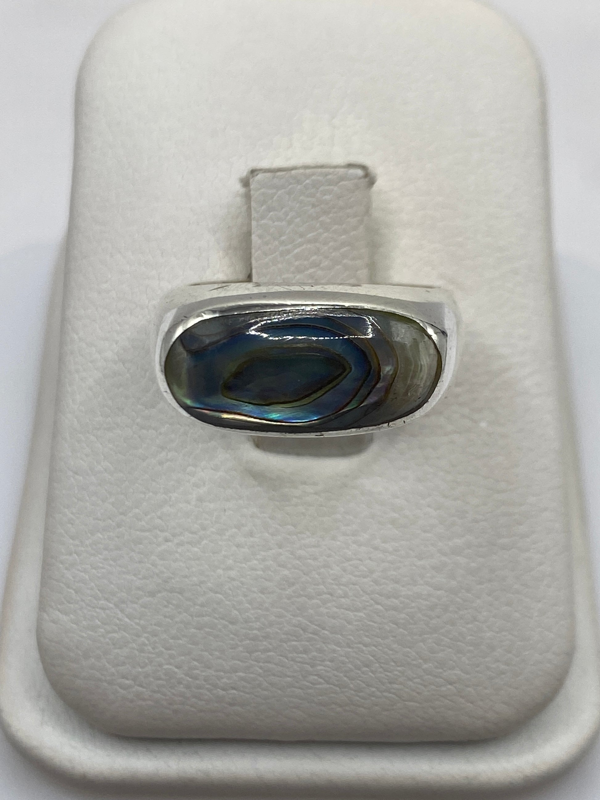 Anillo solitario de plata .925 con piedra central en diseño minimalista