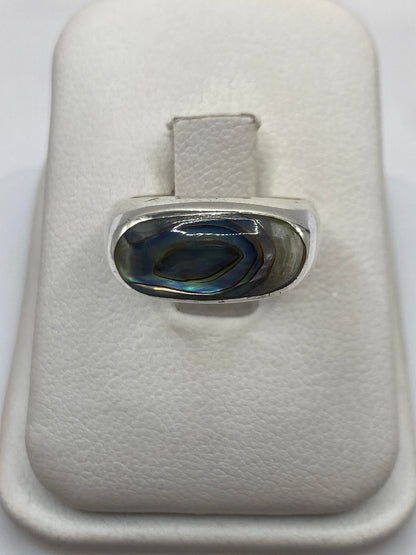 Anillo solitario de plata .925 con piedra central en diseño minimalista