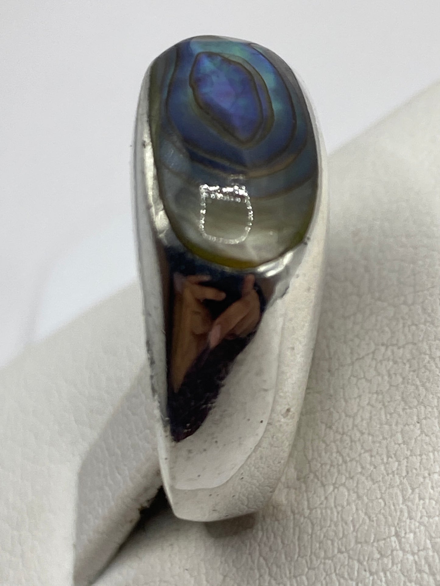Anillo solitario en la mano mostrando el brillo natural de la plata de Taxco