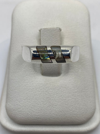 Anillo solitario de plata .925 con piedra engastada, visto de frente sobre estuche blanco